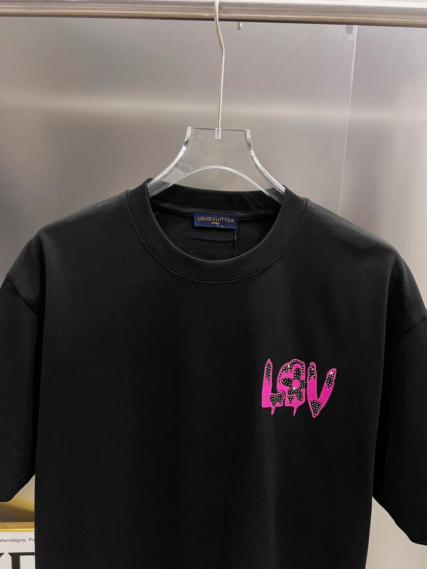 🅿️190 1v Louis* 2025 autumn and winter new style, classic letter three-dimensional foam printing + hot diamond process design, high-end version! Highly breathable and comfortable, customized double yarn plain cotton fabric. Short-sleeved T-shirt. Same style for men and women. Sizes S M L XL XXL Five sizes black white